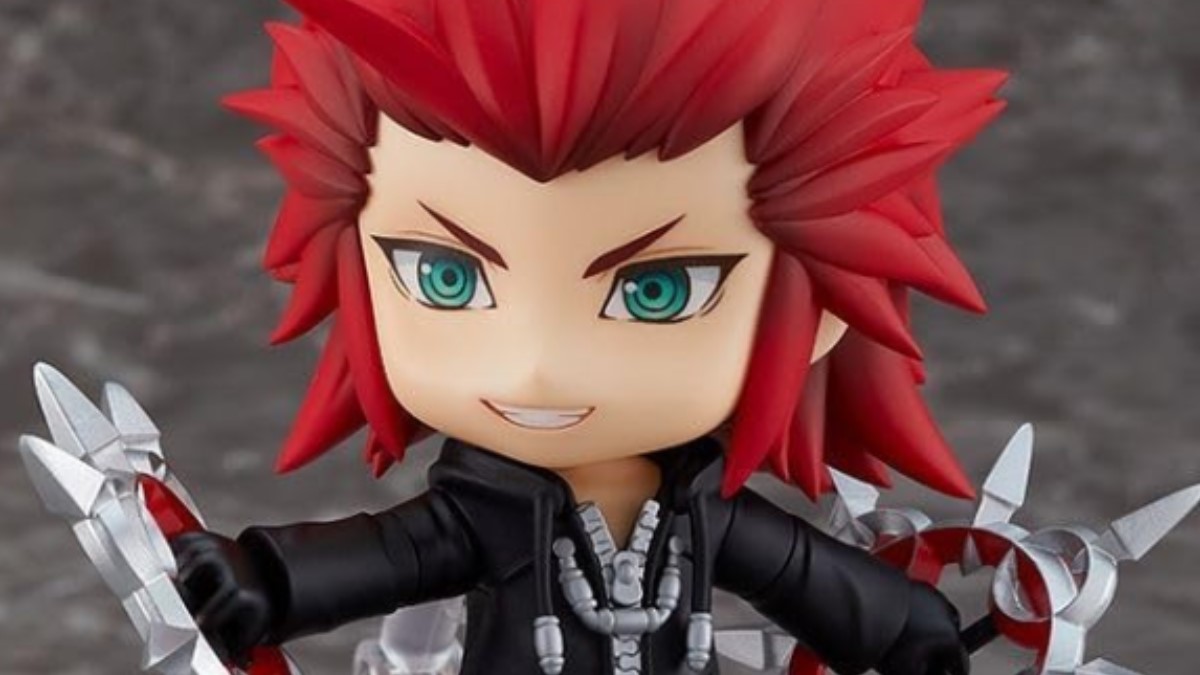 Axel Nendoroid holding two circular metal weapons