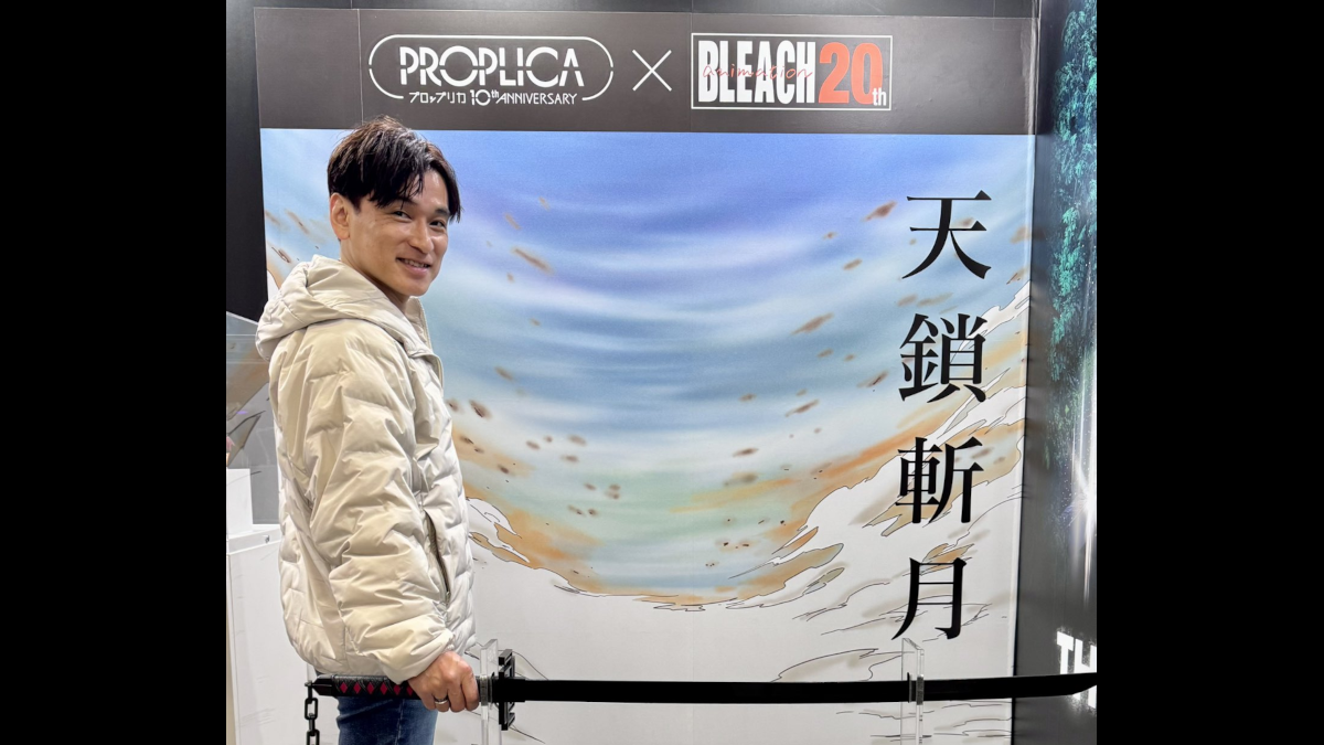 Bleach Ichigo voice actor Masakazu Morita with Zangetsu proplica sword