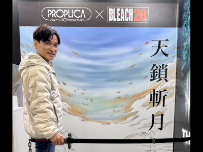 Bleach Ichigo voice actor Masakazu Morita with Zangetsu proplica sword